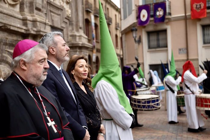 El presidente del Gobierno de Aragón, Jorge Azcón, junto a la alcaldesa de Zaragoza, Natalia Chueca, y el arzobispo emérito de la capital aragonesa, Vicente Jiménez, en la puerta de la ilgesia de San Cayetano este Sábado Santo.