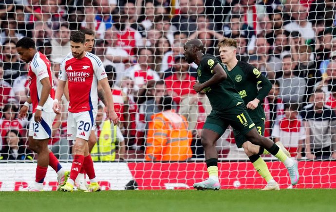 12 de abril de 2025, Reino Unido, Londres: Yoane Wissa, do Brentford, comemora o primeiro gol de sua equipe durante a partida de futebol da Premier League inglesa entre Arsenal e Brentford no Emirates Stadium. Foto: John Walton/PA Wire/dpa