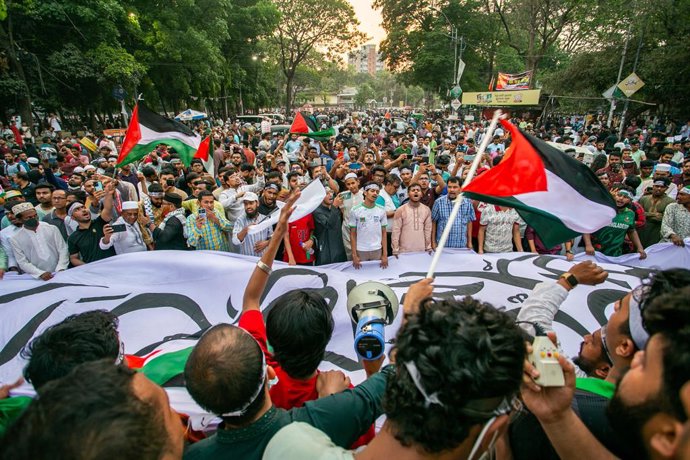 12 de abril de 2025: Protesto March For Gaza, pedindo aos países muçulmanos que cancelem todos os acordos e laços com Israel: Atmosphere.Onde: Dhaka, Bangladesh.Quando: 12 de abril de 2025.Crédito: Rayhan Ahmed/Cover Images