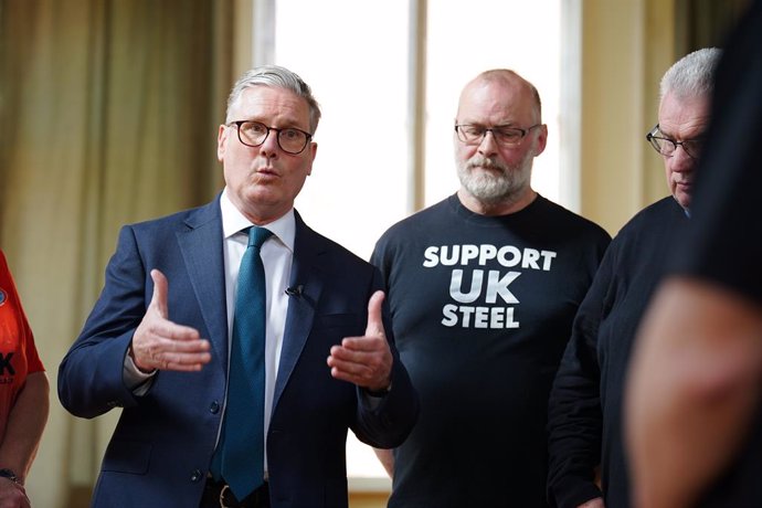 12 April 2025, United Kingdom, Appleby: UK Prime Minister Keir Starmer meets British Steel workers in Appleby Village Hall near Scunthorpe. MPs have approved plans to save British Steel's Scunthorpe blast furnaces after an extraordinary sitting of the Com
