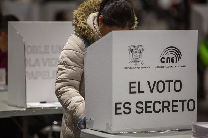 Archivo - February 9, 2025, Madrid, Madrid, Spain: A woman citizen of Ecuador living in Madrid exercises her right to vote, during the Ecuadorian general elections at the IFEMA exhibition centre in Madrid. In Madrid, more than 60,000 registered Ecuadorian