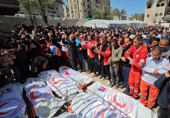 Cadáveres de personal sanitario palestino muerto en un ataque israelí en el sur de la Franja de Gaza