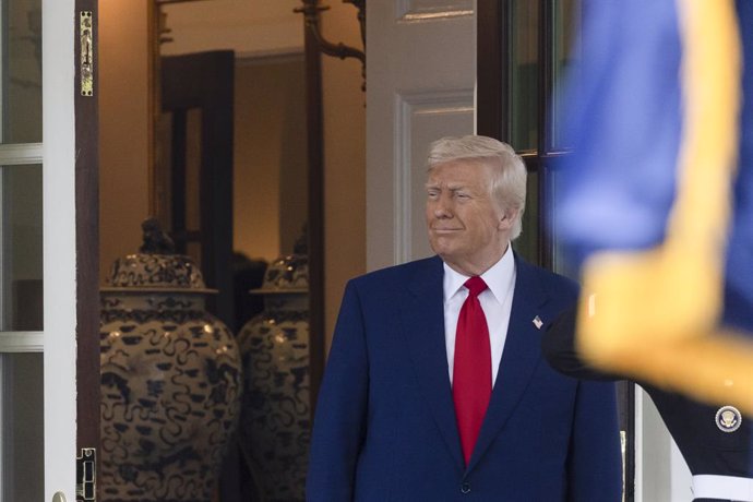 7 de abril de 2025, Washington, Distrito de Columbia, EUA: O presidente dos EUA, Donald Trump, espera para cumprimentar o primeiro-ministro israelense, Benjamin Netanyahu, ao chegar à Casa Branca, em 7 de abril de 2025, em Washington, DC.