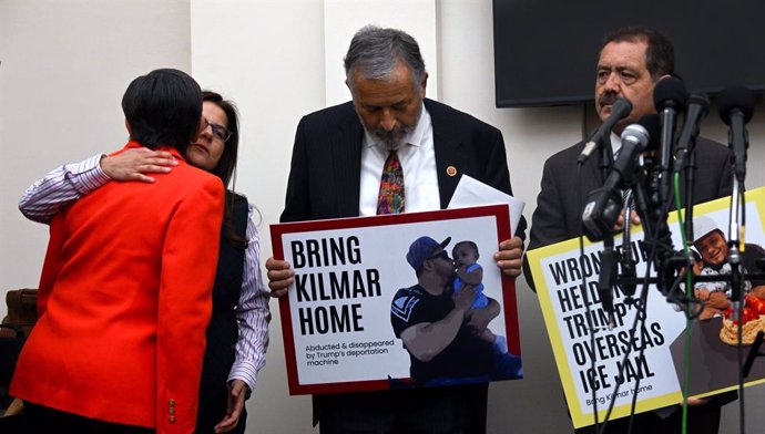 9 de abril de 2025, Washington, Dc, EUA: Membros do Congressional Hispanic Caucus com Jennifer Vasquez Sura, esposa de Kilmar Abrego Garcia, que foi deportado para uma prisão notória em El Salvador devido a um erro administrativo de Trump, exigem sua libe