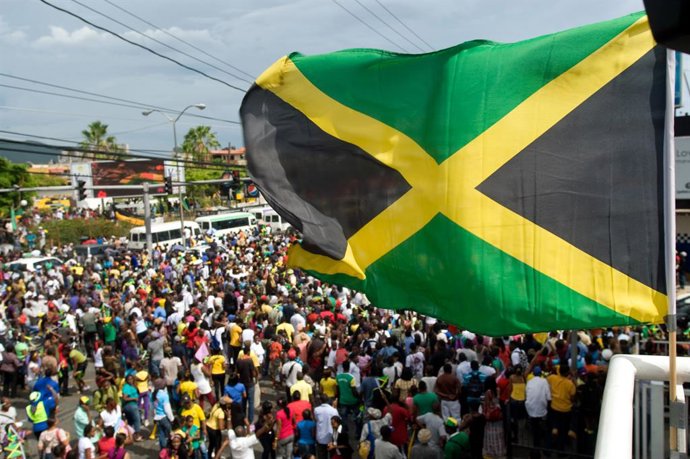 Archivo - August 9, 2012, Kingston, St. Andrew, Jamaica: The Jamaican flag blows in the breeze from the upper deck of the Half-Way Tree Transportation Centre overlooking the intersection where Jamaicans celebrate the final of the Olympic Track & Field Men