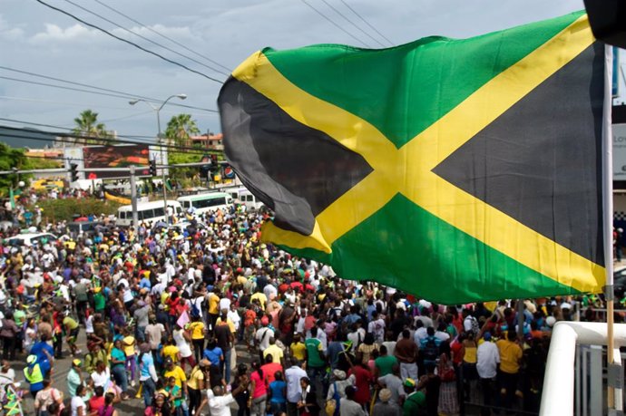Archivo - Arquivo - 9 de agosto de 2012, Kingston, St. Andrew, Jamaica: A bandeira da Jamaica sopra na brisa do convés superior do Half-Way Tree Transportation Centre, com vista para o cruzamento onde os jamaicanos comemoram a final do atletismo olímpico 