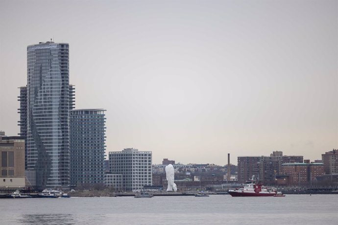 10 de abril de 2025, Nova York, Ny, Estados Unidos: A polícia e os bombeiros trabalham no local após a queda de um helicóptero no rio Hudson, perto da parte baixa de Manhattan, em 10 de abril de 2025, em Nova York, Estados Unidos. Todos os 6 passageiros m