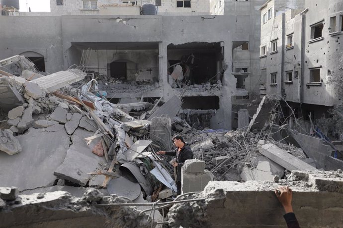 7 de abril de 2025, Deir El-Balah, Faixa de Gaza, Território Palestino: Moradores examinam as casas danificadas após um ataque aéreo realizado pelos militares israelenses em uma casa de quatro andares pertencente à família Garab, localizada na rua Akile d