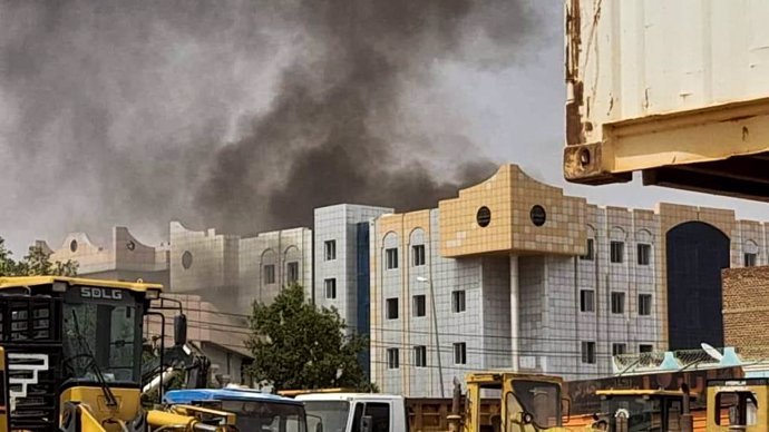 Archivo - April 17, 2023, Al Fasher, North Darfur, Sudan: Smoke and destruction the city of Al Fasher in North Darfur, following clashes between the Sudanese Army and the RSF militia.