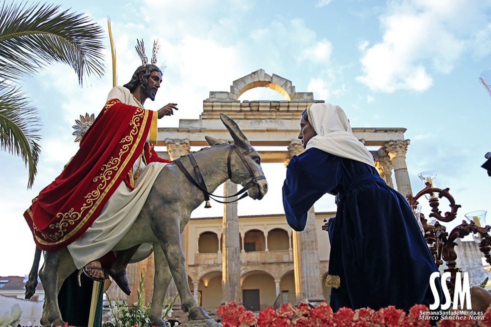 Archivo - Imagen de la Burrita a su paso por el Templo de Diana en Mérida