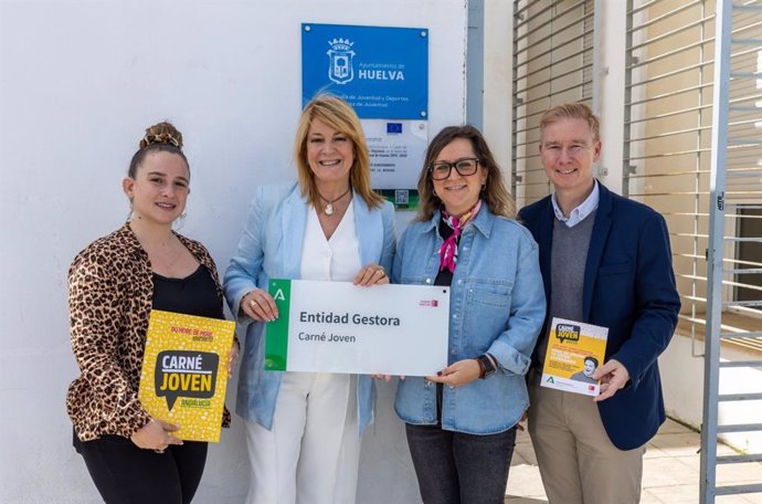 La alcaldesa de Huelva, Pilar Miranda, en el Centro de Información Juvenil del Ayuntamiento.