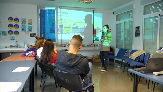 Usuarios del proyecto 'Vincúlate', de Diputación, para guiar a padres y madres en el cuidado de los hijos.