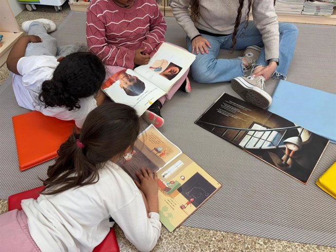 Un grupo de alumnos en uno de los talleres del programa 'Menja Llibres', en el colegio Marta Mata del distrito de Nou Barris