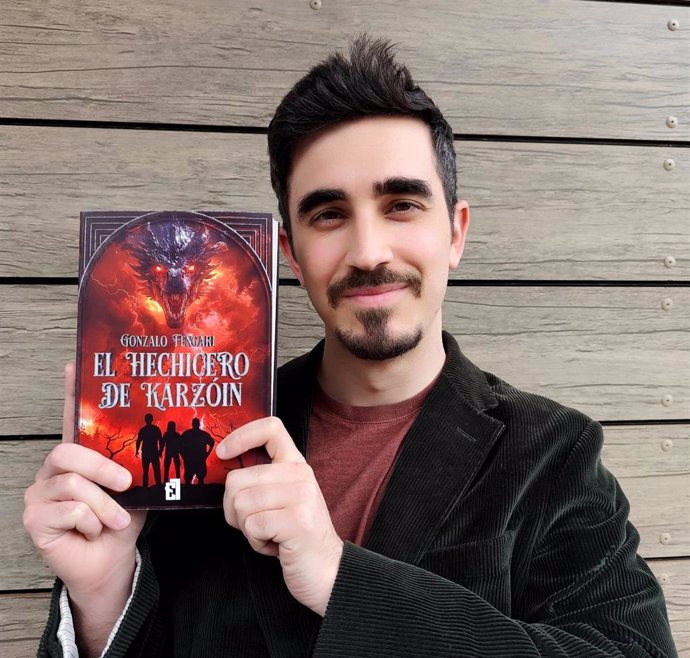 El sevillano Gonzalo Fengari muestra su novela 'El hechicero de Karzóin'.