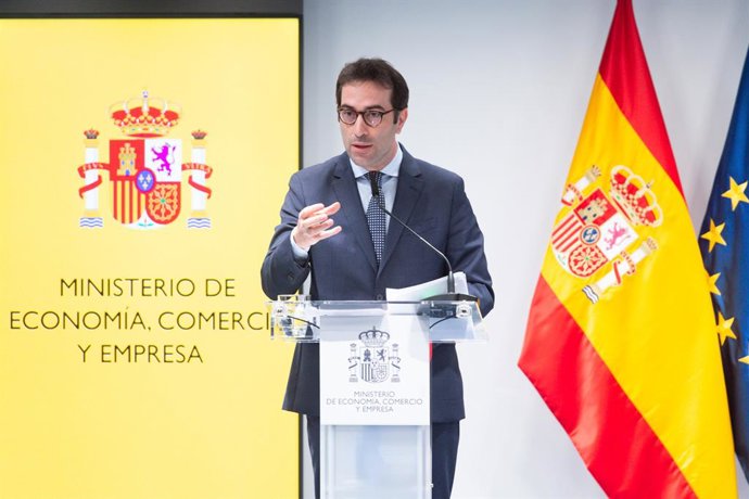 El ministro de Economía, Comercio y Empresa, Carlos Cuerpo, ofrece una rueda de prensa tras el 'Consejo Interterritorial de Internacionalización', en la sede del Ministerio, a 10 de abril de 2025, en Madrid (España).  Durante la reunión, han abordado el i