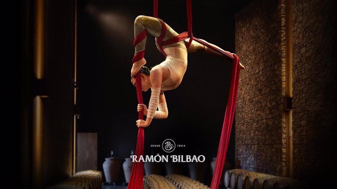 Ramón Bilbao presenta 'Esencias de la vid', un viaje sensorial en el que el vino cobra vida a través del arte