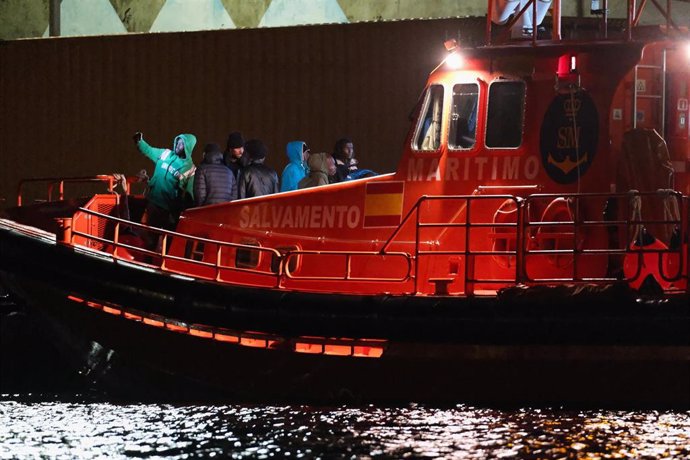 Archivo - Un grupo de inmigrantes a su llegada al Muelle de Gran Tarajal, Fuerteventura, Canarias, (España), a 25 de enero de 2021. 