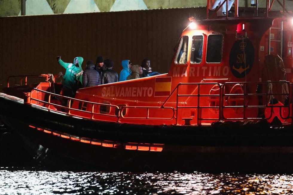 Archivo - Un grupo de inmigrantes a su llegada al Muelle de Gran Tarajal, Fuerteventura, Canarias, (España), a 25 de enero de 2021.