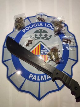 Varias dosis de droga y un machete interceptados por la Policía Local a un conductor que circulaba de manera errática en Palma