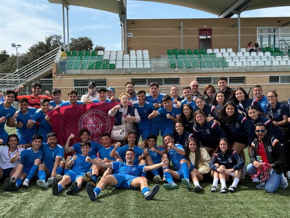 Jugadores de fútbol de la UHU, de ambas categorías, que han participado en el Campeonato de España.