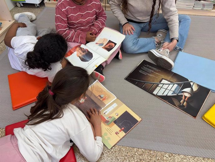 Un grup d'alumnes en un dels tallers del programa Menja Llibres, a l'escola Marta Mata del districte de Nou Barris