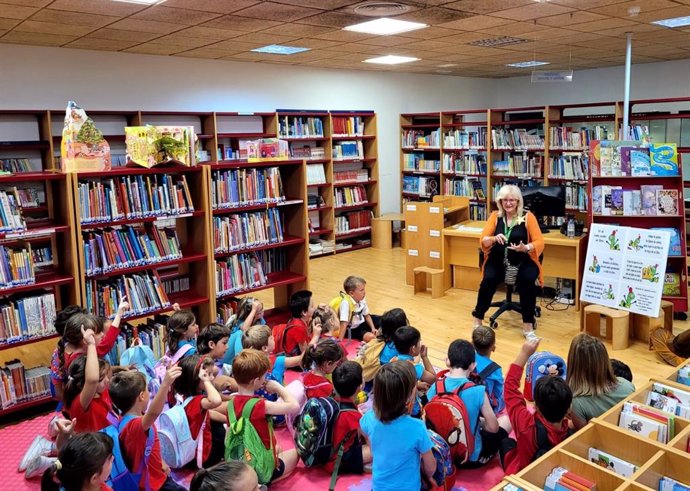 Visita de escolares a una bibliteca municipal.