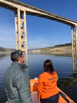 Imagen de la Guardia Civil realizando inspecciones en el pantano de Iznájar (Córdoba).