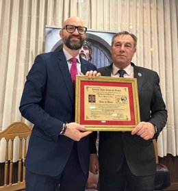 La Subdelegación del Gobierno en León recibe el nombramiento de Seise de Honor de la  Cofradía del Santo Cristo del Perdón.
