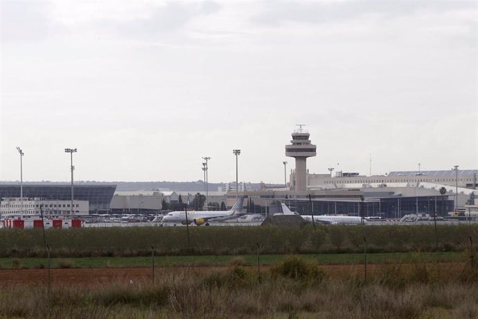 Archivo - Varios aviones en una de las pistas del aeropuerto de Palma. Recurso. Archivo.