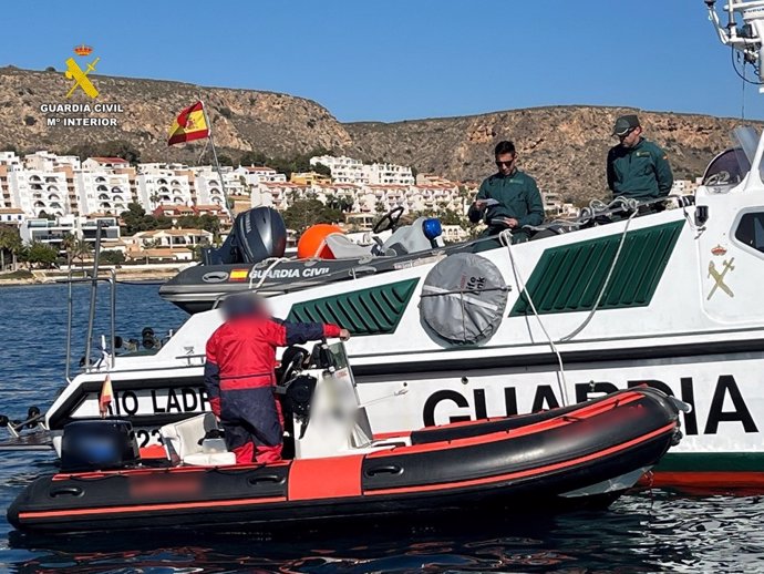 Intervenida una embarcación que practicaba pesca furtiva de pulpo en la bahía de Santa Pola 