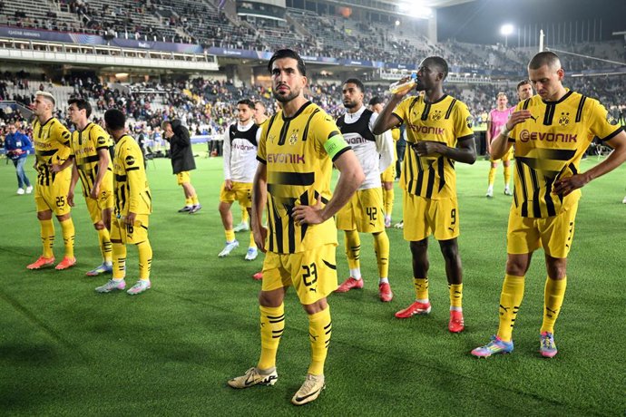 09 April 2025, Spain, Barcelona: Dortmund's Emre Can and his teammates stand disappointed in front of the fans' stands after the UEFA Champions League quarter-final first leg soccer match between FC Barcelona and Borussia Dortmund at Olimpic Lluis Company