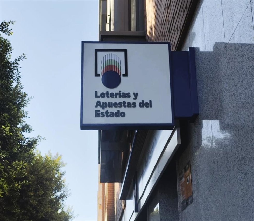 Archivo - Cartel de una administración de lotería.