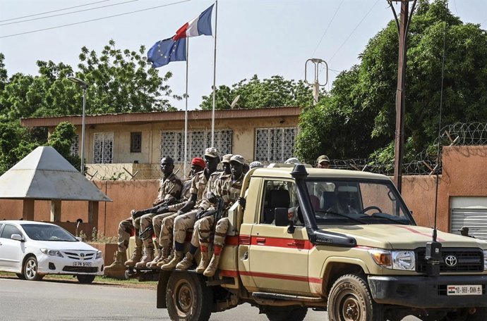 Archivo - August 28, 2023, Niamey, Niger: A patrol of the Niger national Police drives past the French Embassy in Niamey on August 28, 2023. Thousands of people demonstrated on August 27, 2023 in Niger in support of last month's coup, a few hours before t
