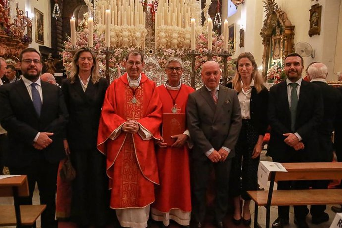 Foto de familia tras la visita de concejales de El Puerto de Santa María a la hermandad del Cristo de la Flagelación.