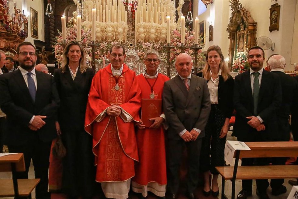 Foto de familia tras la visita de concejales de El Puerto de Santa María a la hermandad del Cristo de la Flagelación.