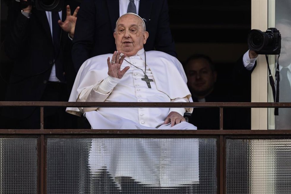 El Papa saluda desde un balcón del Hospital Gemelli antes de ser dado de alta. Foto: Oliver Weiken/dpa