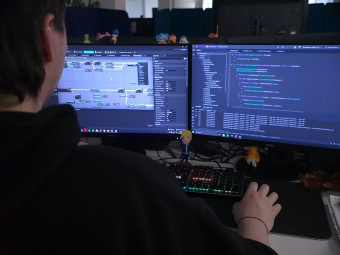 Una persona en un curso sobre videojuegos.