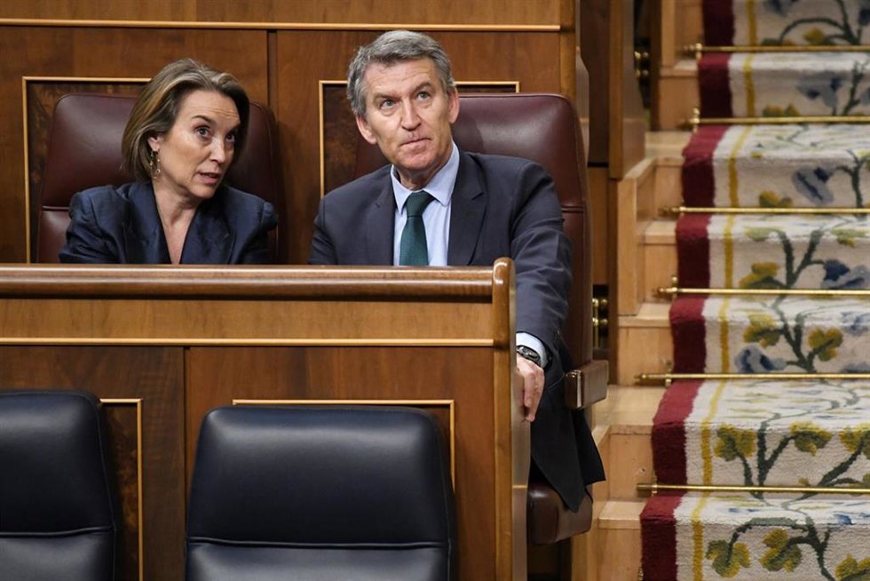 El presidente del Partido Popular, Alberto Núñez Feijóo, y la secretaria general del PP, Cuca Gamarra, durante una sesión plenaria en el Congreso de los Diputados, a 10 de abril de 2025, en Madrid (España).  