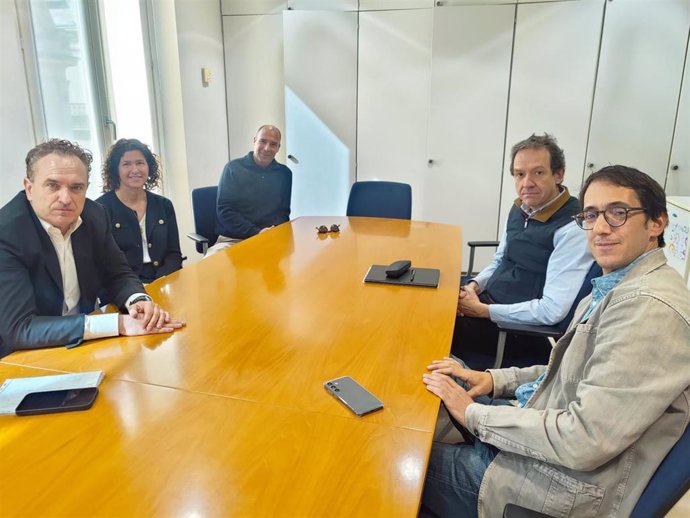 El portavoz del Grupo Parlamentario Socialista, Iago Negueruela, y el portavoz adjunto del PSIB en el Parlament, Marc Pons, se reúnen con representantes de Proinba