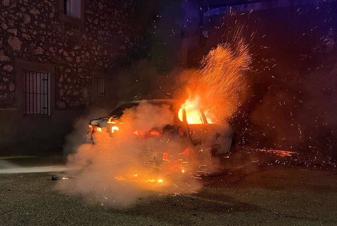Vehículo incendiado en Montemayor de Pililla.