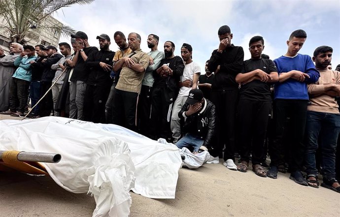 Funeral en recuerdo de varios palestinos muertos en un bombardeo del Ejército de Israel contra tiendas de campaña usadas por desplazados en Jan Yunis, en el sur de la Franja de Gaza (archivo)