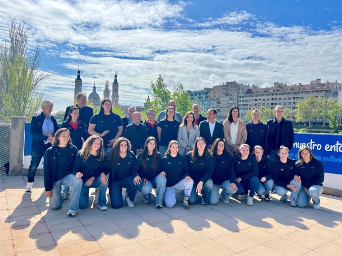 La alcaldesa de Zaragoza, Natalia Chueca, posa con las integrantes de la Selección española femenina de waterpolo en el CN Helios con el Pilar al fondo.