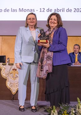 La presidenta de la UCAM recibe la distinción por su impulso a los valores cristianos, la cultura y las tradiciones cartageneras, en un acto que refleja la fortaleza y el crecimiento de la Cofradía Cartagena