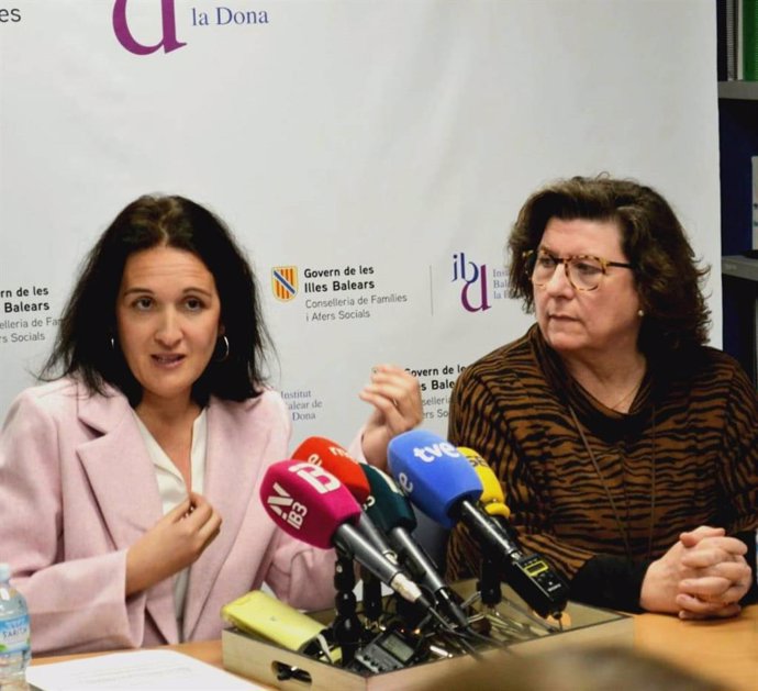 La consellera de Familias y Asuntos Sociales, Catalina Cirer, y la directora del IBDona, Cati Salom