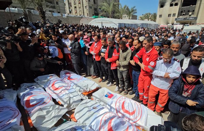 Miembros de la Media Luna Roja Palestina muertos en un ataque israelí cerca de Rafá