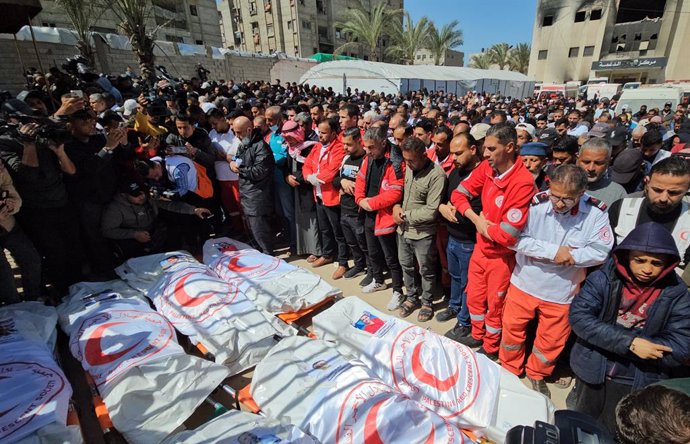 31 de março de 2025, Khan Yunis, Faixa de Gaza, Território Palestino: Funerais realizados no Hospital Nasser em Khan Yunis, localizado no sul da Faixa de Gaza, para 8 profissionais de saúde do Crescente Vermelho Palestino que foram mortos em um ataque isr