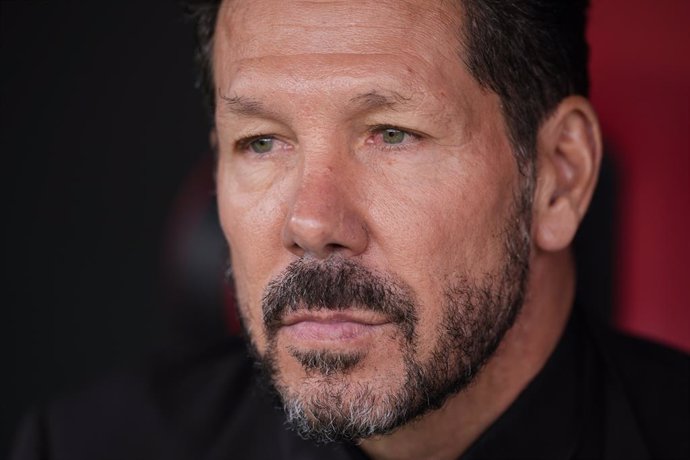Diego Pablo Simeone, técnico do Atlético de Madri, observa durante a partida de futebol da Liga Espanhola, LaLiga EA Sports, disputada entre o Sevilla FC e o Atlético de Madri no estádio Ramon Sanchez Pizjuan em 06 de abril de 2025, em Madri, Espanha.