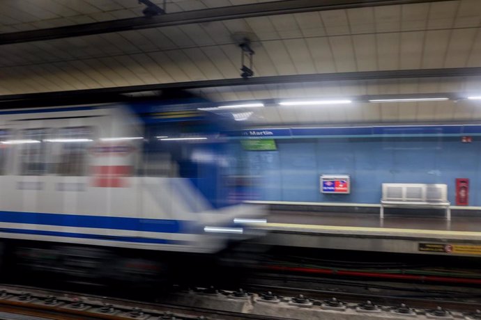 Archivo - Un tren entrando en la estación de Antón Martín de Metro,