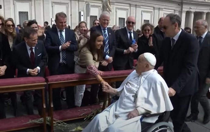 El papa Francesc saludant els fidels el Diumenge de Rams a la plaça de Sant Pere (Vaticà)