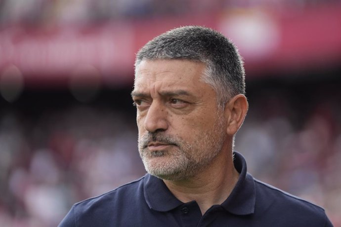 Xavier Garcia Pimienta, técnico do Sevilla FC, observa durante a partida de futebol da Liga Espanhola, LaLiga EA Sports, disputada entre o Sevilla FC e o Atlético de Madrid no estádio Ramon Sanchez Pizjuan em 06 de abril de 2025, em Madri, Espanha.